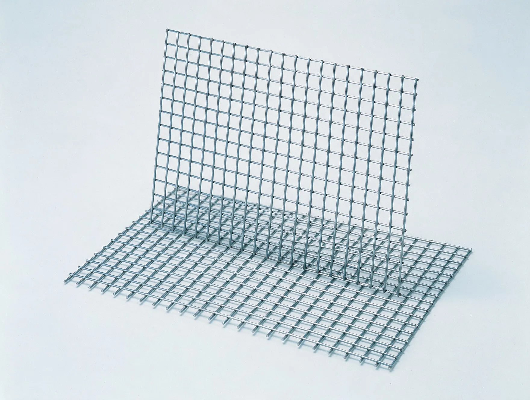 Flat panels of welded stainless steel wire mesh with square openings